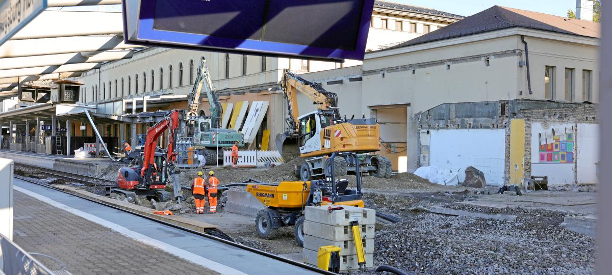 Auf Gleis 1 rollen jetzt die Bagger: Der Umbau am Augsburger Hauptbahnhof läuft
