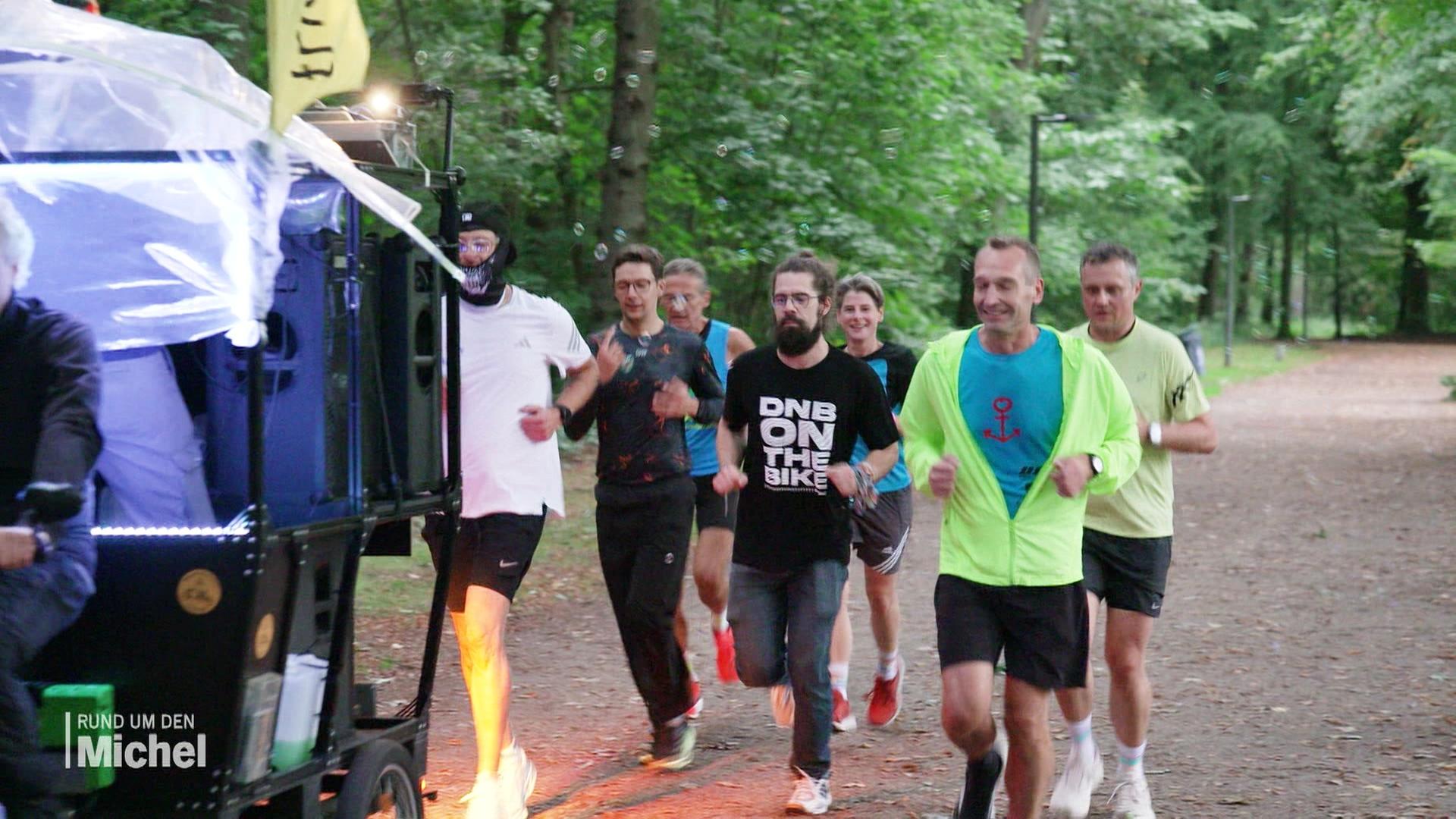 Mit Techno durch den Volkspark