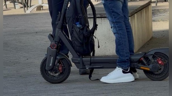 Zwölfjähriger rast mit 44 km/h auf E-Scooter durch Duisburg