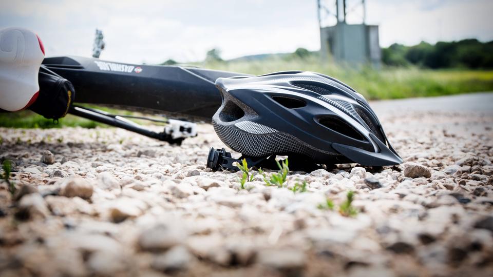 Betrunkener Autofahrer erfasst Radfahrerin bei Fritzlar und flüchtet