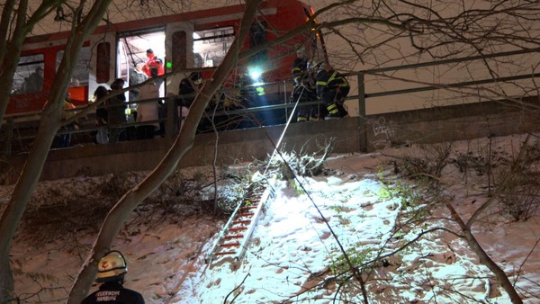 Feuerwehr evakuiert S-Bahnen: Streckensperrung nach Feuer an Stromabnehmer