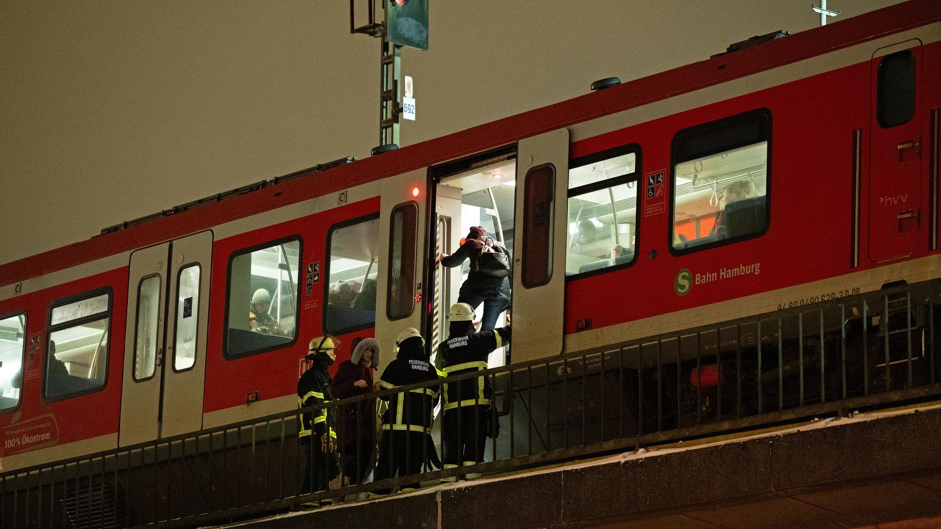 Technikprobleme: Hunderte Fahrgäste hingen in Hamburger S-Bahnen fest