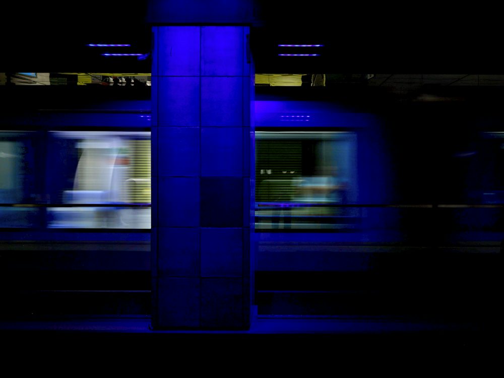 Münchner Freiheit: Mann fällt ins Gleis und wird von U-Bahn erfasst