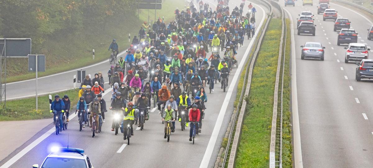 Für ein Tempolimit, gegen Tankrabatt: 300 Menschen nehmen an Fahrraddemo über B17 teil