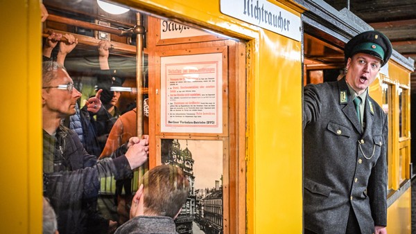 Echte Fans lassen sich die Fahrt mit Berlins erster U-Bahn nicht entgehen