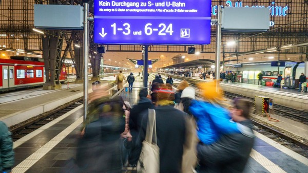 Deutsche Bahn: Gleiswechsel in letzter Minute lässt viele Fahrgäste verzweifeln