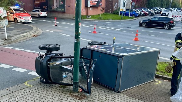 Lastenrad kippt in der Essener City um: Feuerwehr befreit Fahrer aus der Kabine