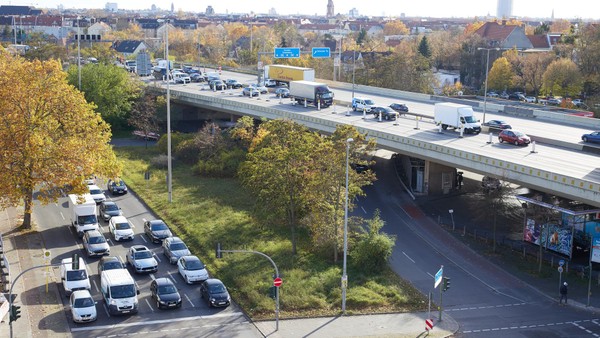 Lichtblick für Autofahrer: Wichtige A100-Brücke soll wieder dreispurig werden