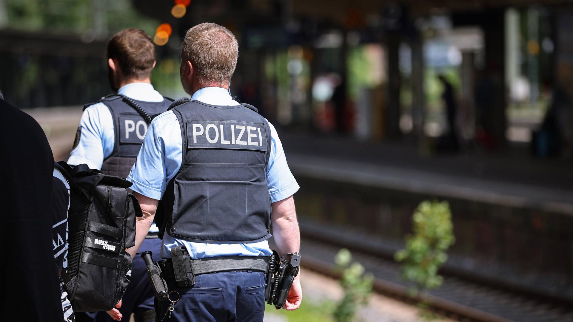 S-Bahn beworfen, Gleise blockiert: Mehrere Vorfälle in Sachsen
