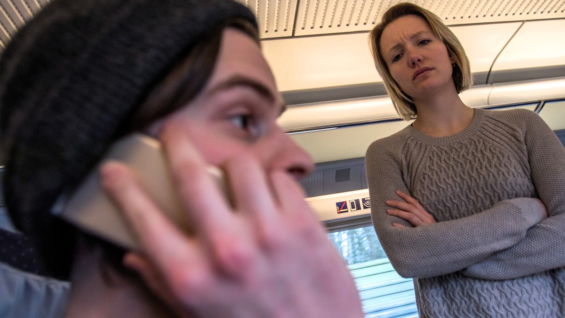 Handy auf Lautsprecher - und die halbe S-Bahn hört mit