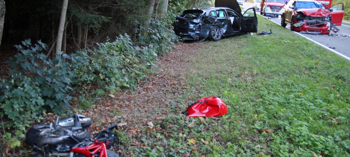 Tödlicher Unfall: Motorradfahrer kracht beim Überholen in Gegenverkehr und stirbt