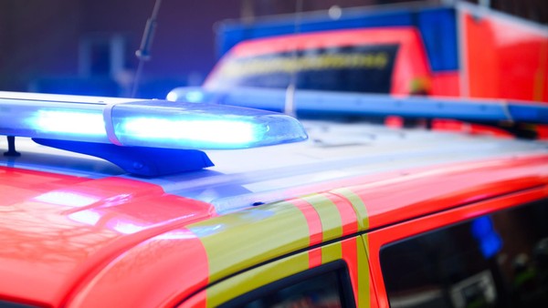 Tödlicher Unfall in der Prignitz: Frau kommt von Fahrbahn ab und prallt gegen Baum