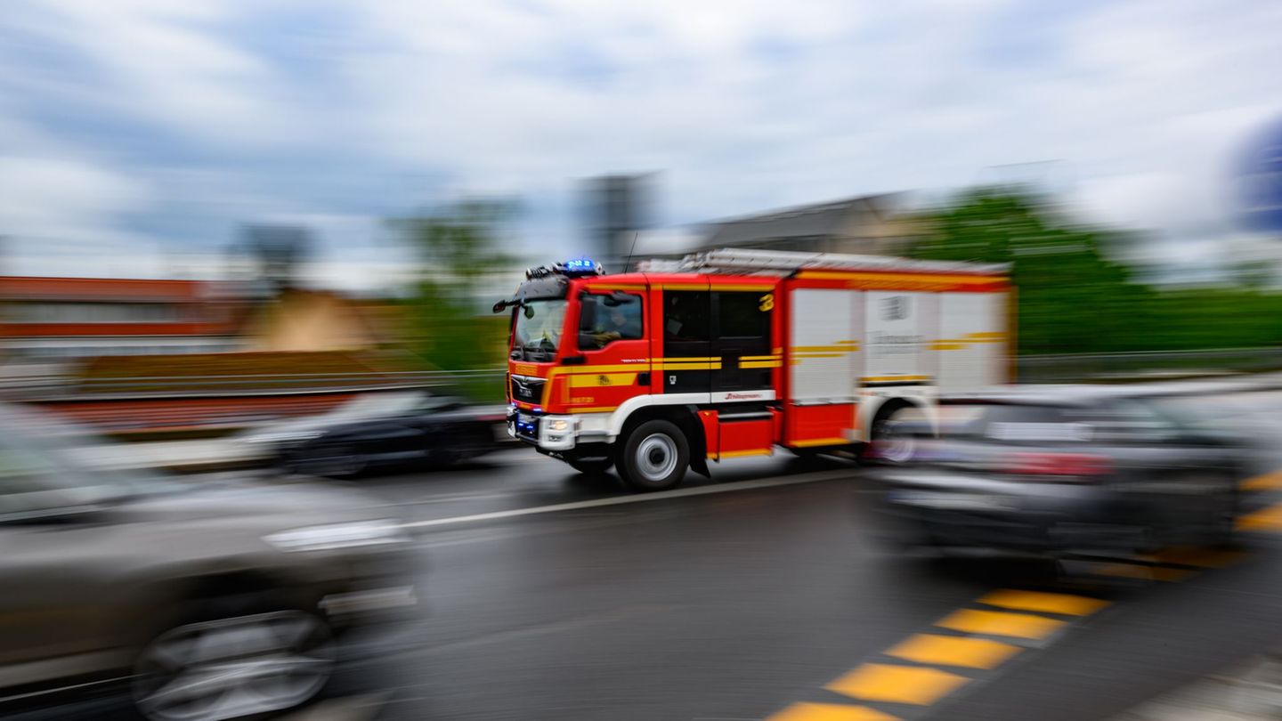 Rettungsgasse bilden: Bei Blaulicht im Rückspiegel: So machen Sie Platz für Rettungskräfte