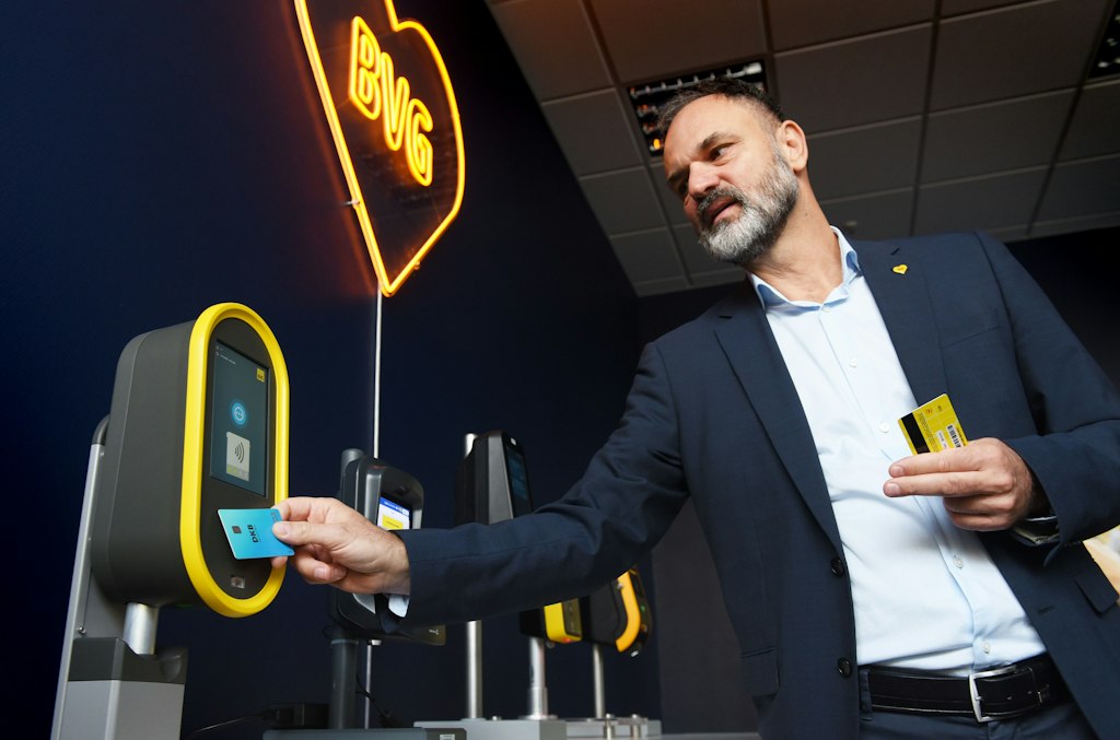 Kontaktlos in die Zukunft: Neue kompakte Bezahl-Terminals für Bus und Bahn