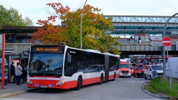 HVV-Linienbus muss plötzlich bremsen – mehrere Fahrgäste verletzt