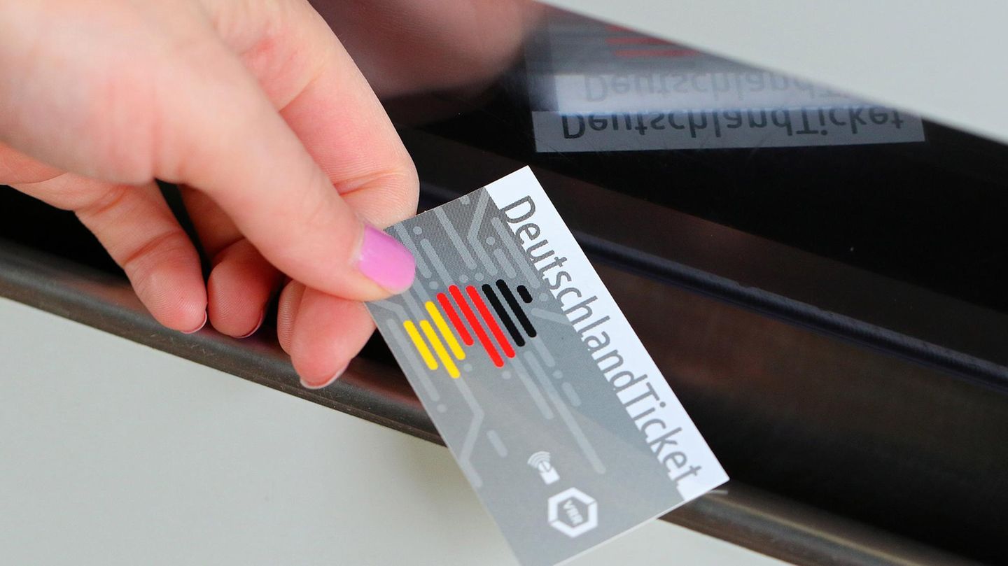 Früheres Bürgergeld: Mit Grundsicherung nur 27,50 Euro fürs Deutschlandticket – hier geht's