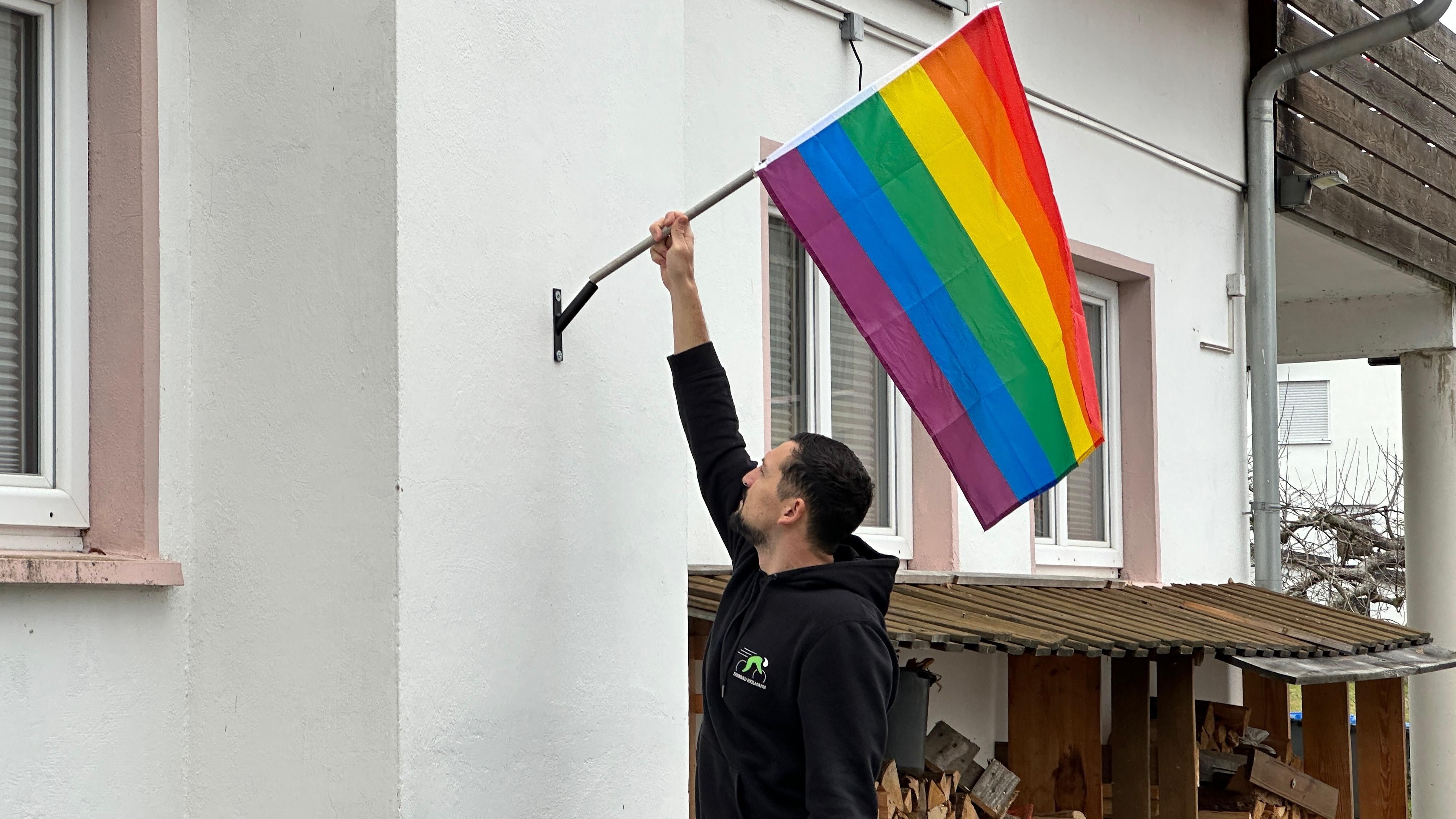 Regenbogenflagge abgehängt: Fahrradhändler wird zur Zielscheibe