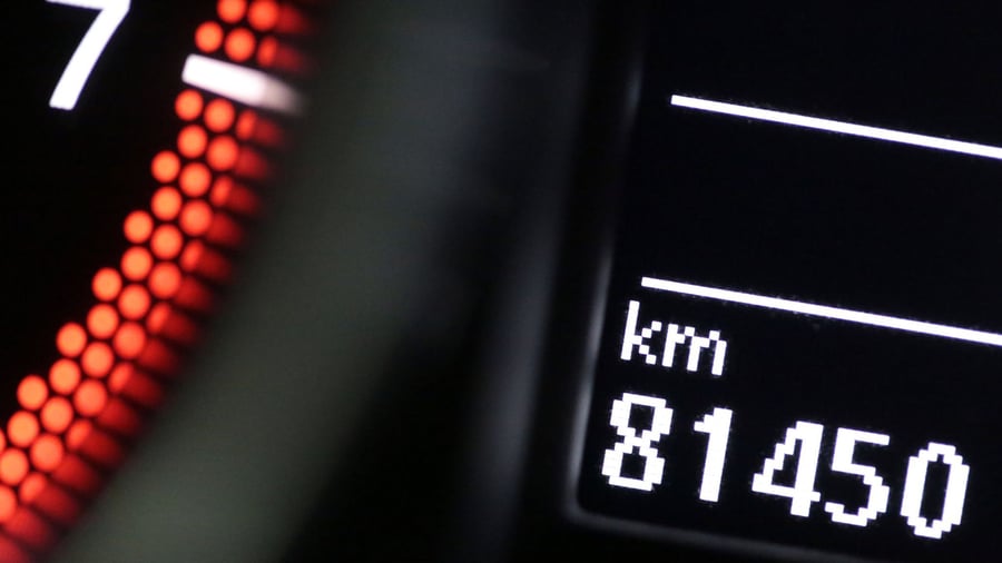 Betrug beim Autokauf: Manipulierter Tacho?: Diese Indizien sind Warnzeichen