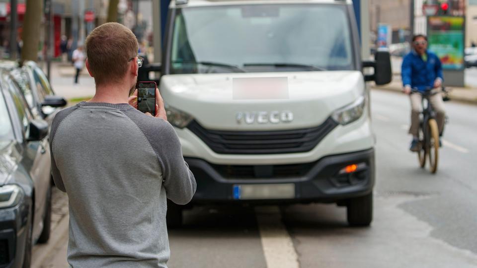 Fast 100.000 Online-Anzeigen gegen Falschparker in Frankfurt