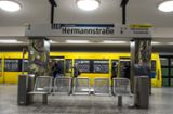 Gewalttat an Berliner S-Bahnhof: Jugendlicher tritt Mann brutal Treppe hinunter – Komplizen filmen die Tat