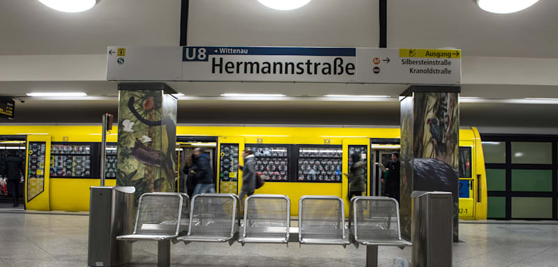 Jugendlicher tritt Mann Bahnhofstreppe herunter – seine drei Freunde filmen brutalen Angriff