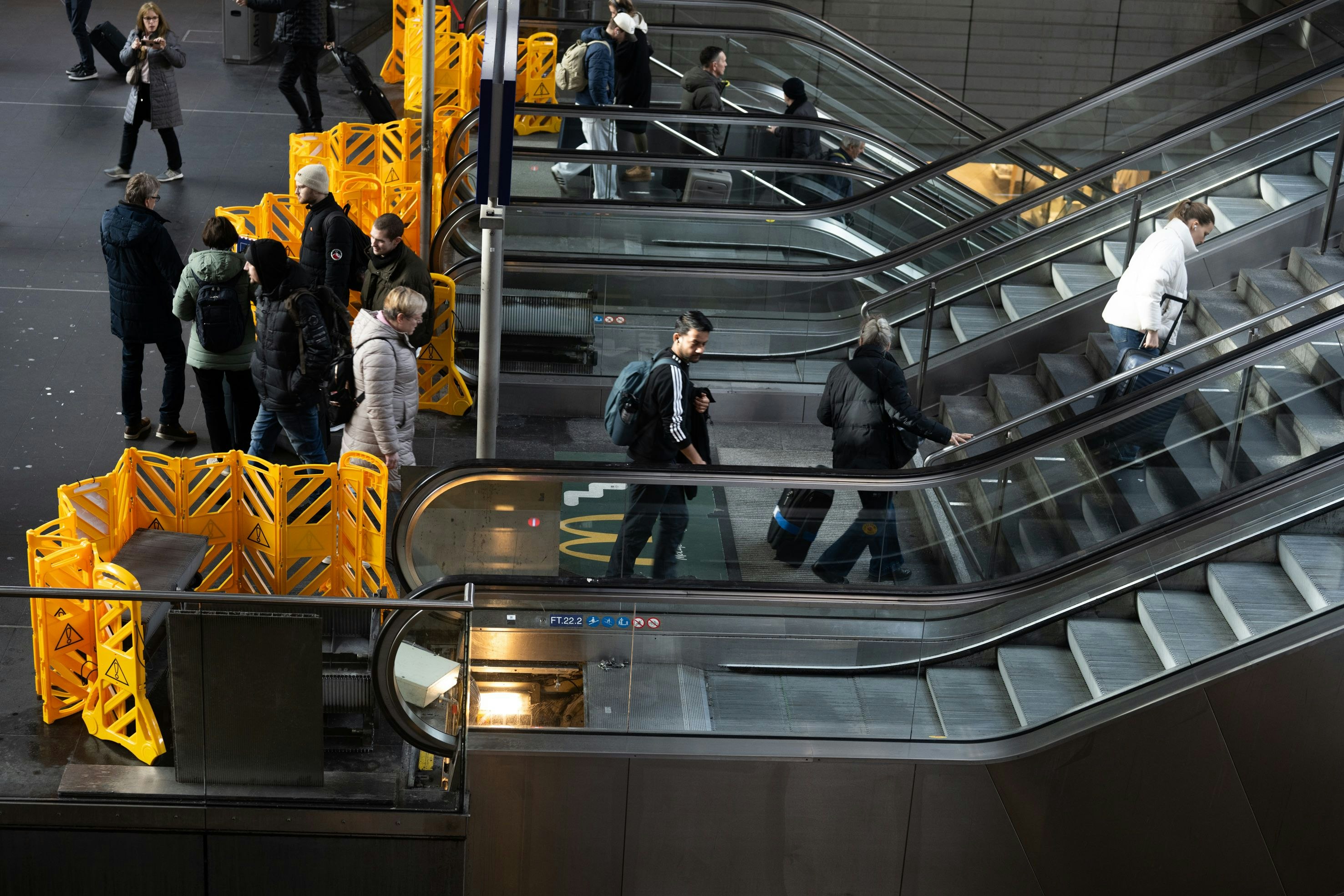 Rolltreppen-Desaster am Hauptbahnhof: Seit vier Tagen Stillstand – Deutsche Bahn völlig überfordert