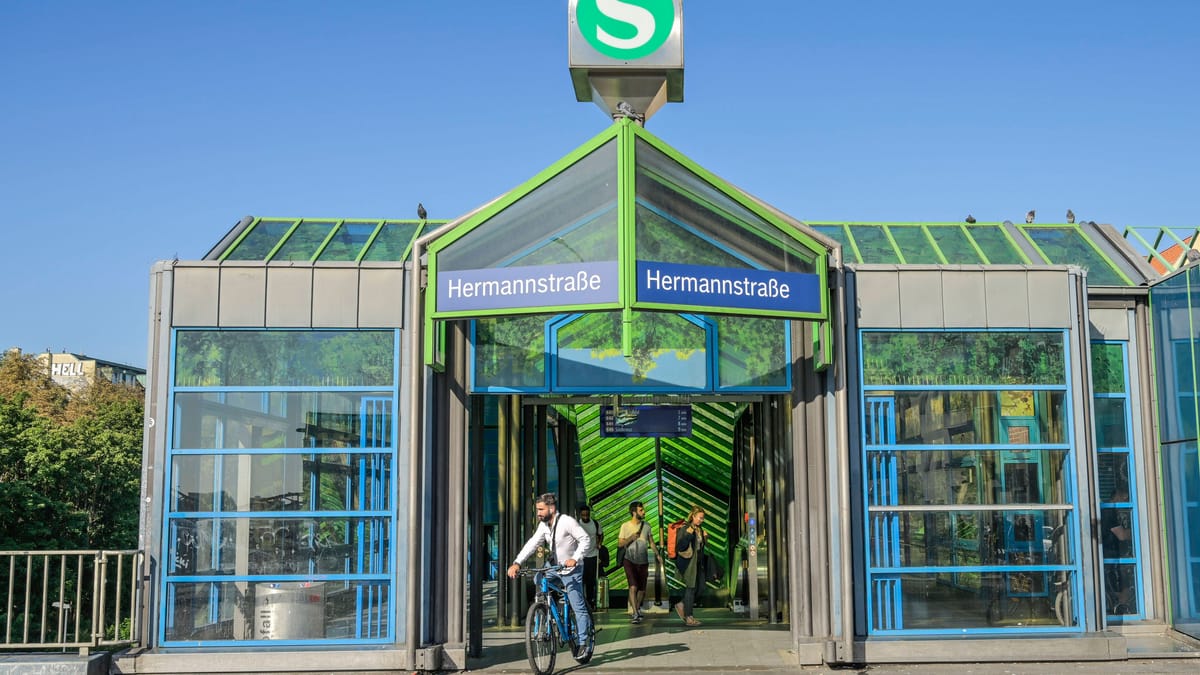 S-Bahnhof Hermannstraße in Berlin: Jugendlicher stößt Mann Treppe herunter