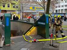 Der Mann mit den schwarzen Flecken an den Händen: Hat ein Obdachloser das Feuer im Berliner U-Bahnhof Schloßstraße ausgelöst?