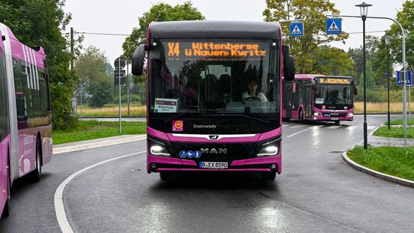 Schienen-Ersatzverkehr: Deutsche Bahn warnt Ecovista vor Vertragsbruch