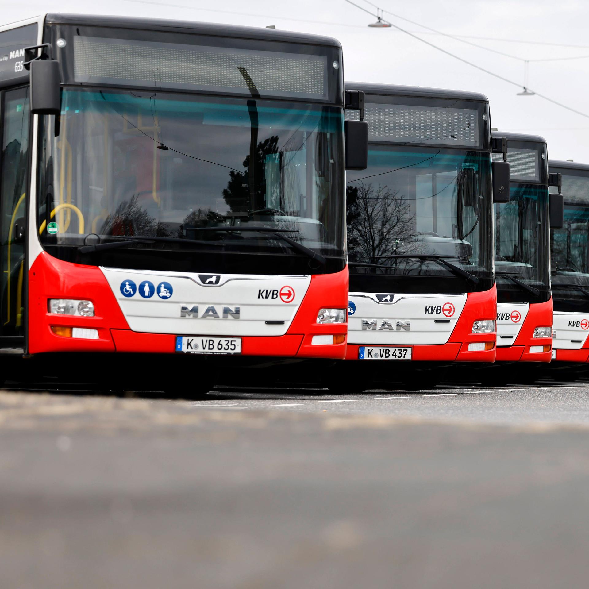 Tarifkonflikt - Bundesweiter Streik bei Bussen und Bahnen endet in dieser Nacht