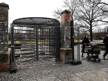 Umstrittene Umzäunung: Tore am Görlitzer Park mit Fahrradschlössern blockiert