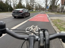 2,5 Meter breiter Radweg statt Parkspur: Allee im Berliner Südwesten wird Baustelle – Radfahrer bekommen mehr Platz und Schutz