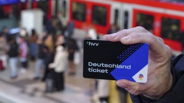 Deutschlandticket für Zehntausende städtische Mitarbeiter in Hamburg günstiger