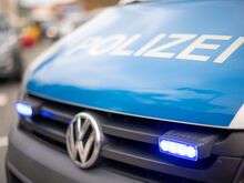 Wollte sich Verkehrskontrolle entziehen: Autofahrer rast vor der Polizei auf der Stadtautobahn in Berlin-Neukölln davon