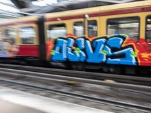An Berliner S-Bahnhof: Graffiti-Trio nach Besprühen von S-Bahn-Waggons festgenommen