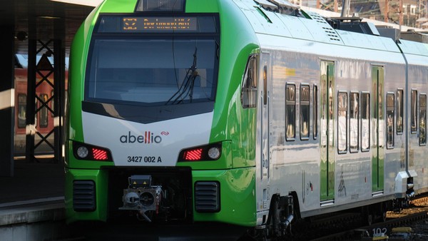 S-Bahn in Gelsenkirchen: Jugendliche schlagen Zugbegleiter zusammen