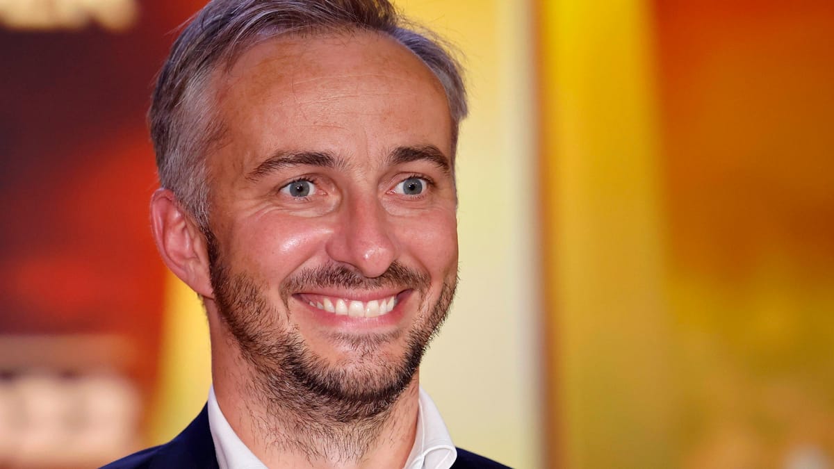 Jan Böhmermann prangert Kölner Bahnhof an – Bahn reagiert