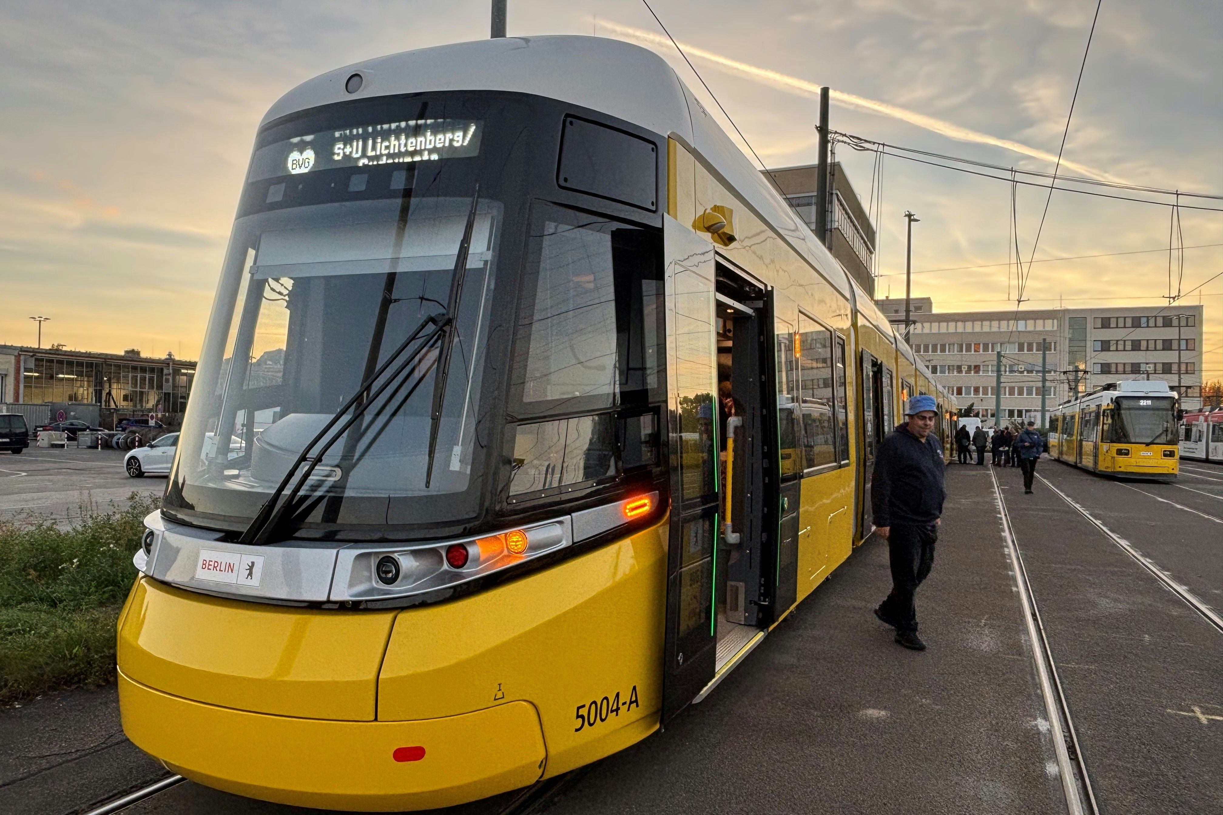 Das 100-Tonnen-Problem der BVG: Warum der Urbanliner immer noch keine Fahrgäste befördern darf