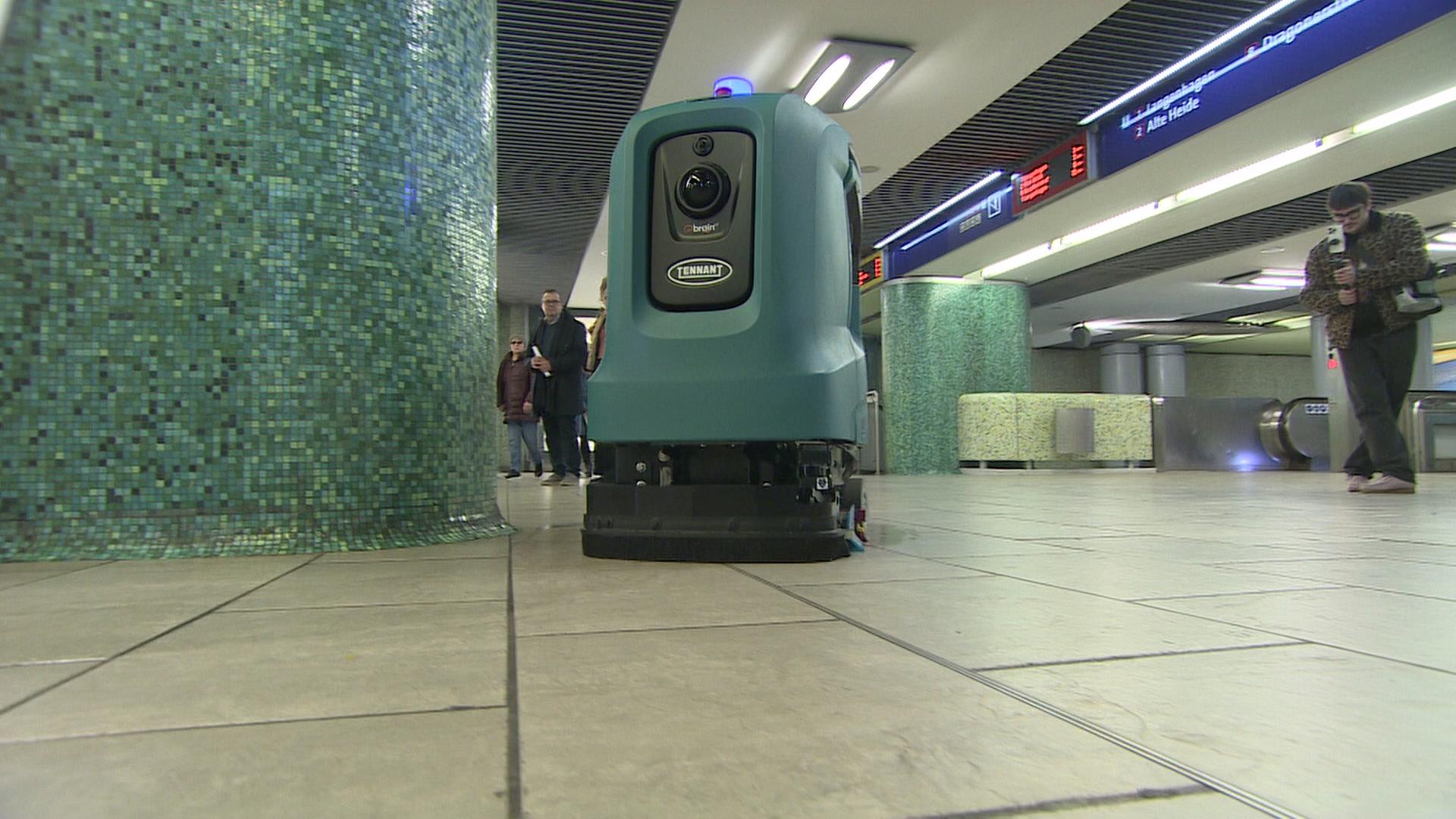 Hannover: Reinigungs-Roboter "Bürsti" schrubbt die U-Bahn
