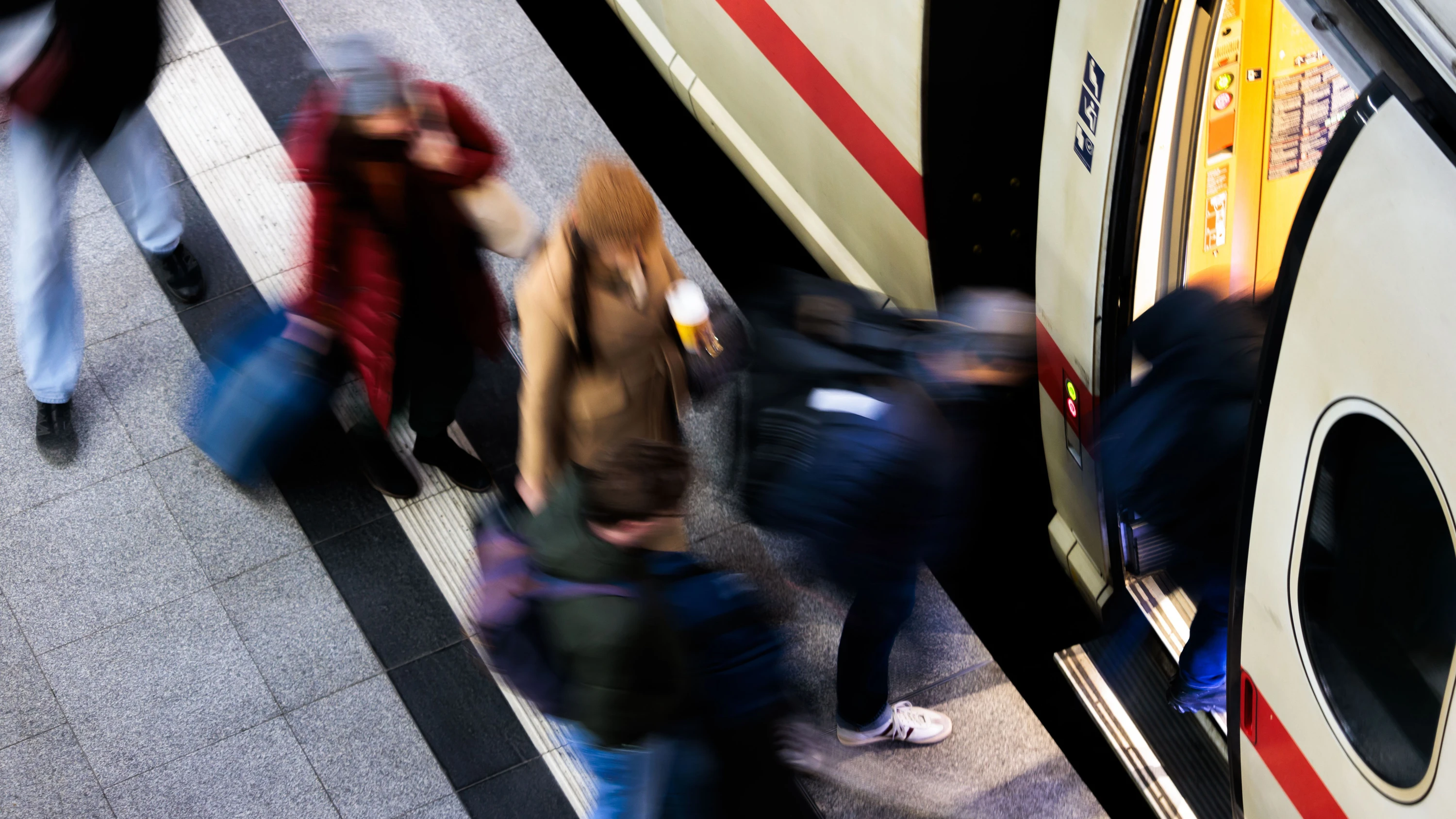 Business-Ticker: Deutsche Bahn: Ticketabsatz steigt wegen hoher Spritpreise