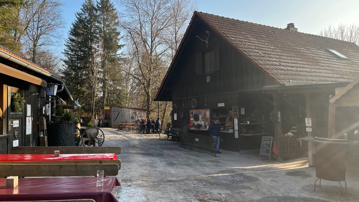 Tipp für den Frühling ab Frankfurt: Dieses Forsthaus erinnert an Berghütte