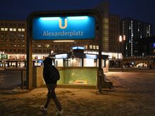 Im Eingang zum S-Bahnhof: 25-Jähriger am Alexanderplatz mit Stichwaffe verletzt