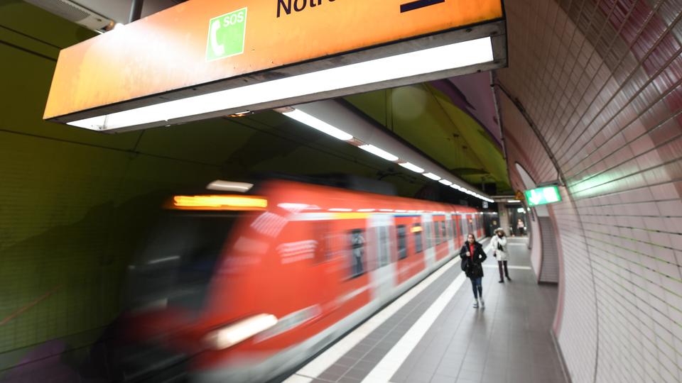 Kontrolleure in S-Bahn in Frankfurt angegriffen und verletzt