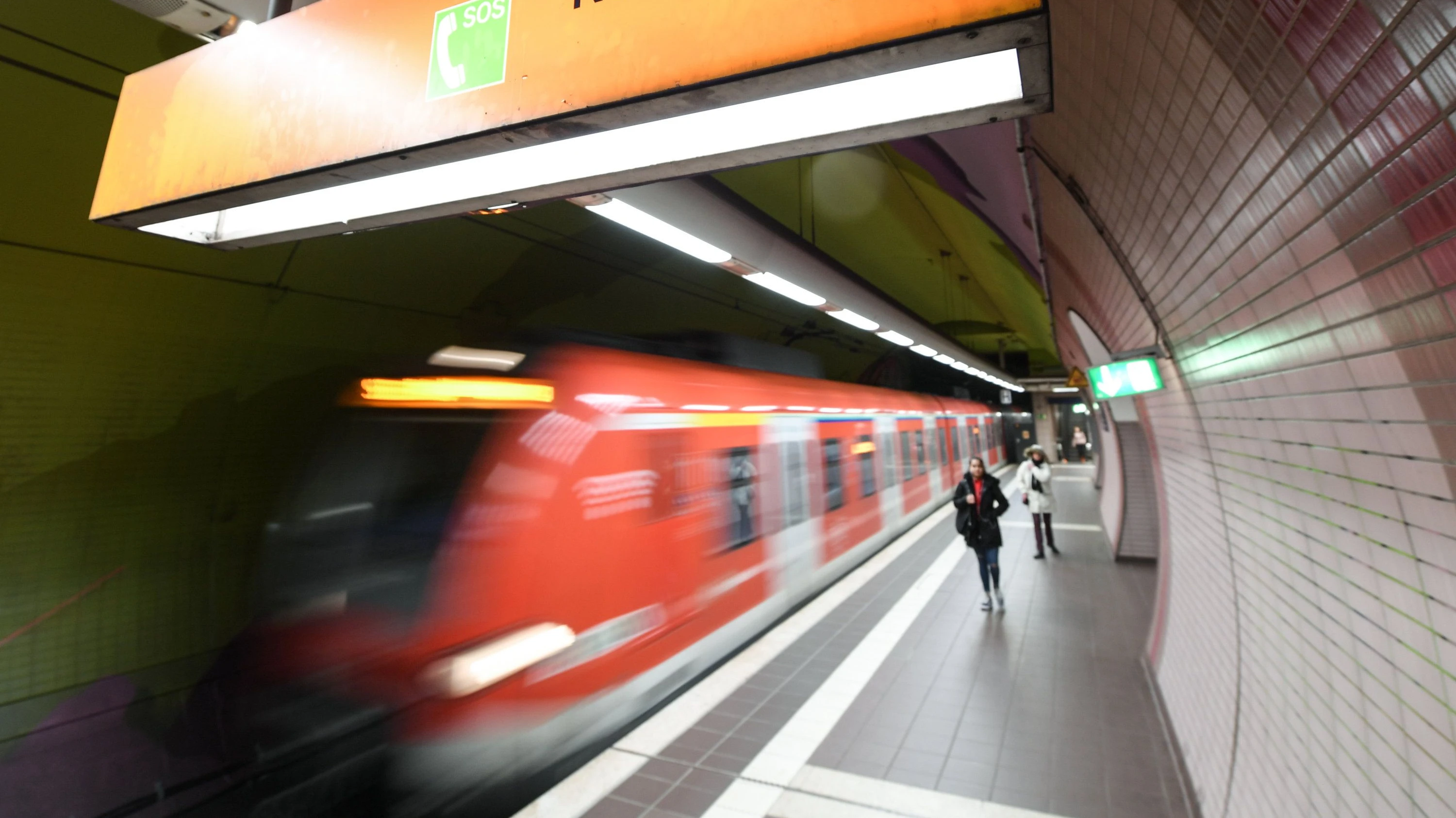 In der ersten Klasse: Kontrolleure in S-Bahn bedroht und geschlagen