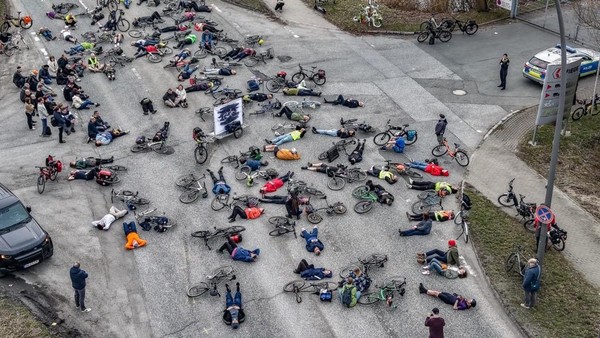 Radfahrer in Moorfleet von Lkw überfahren: 80 Menschen gedenken des Getöteten