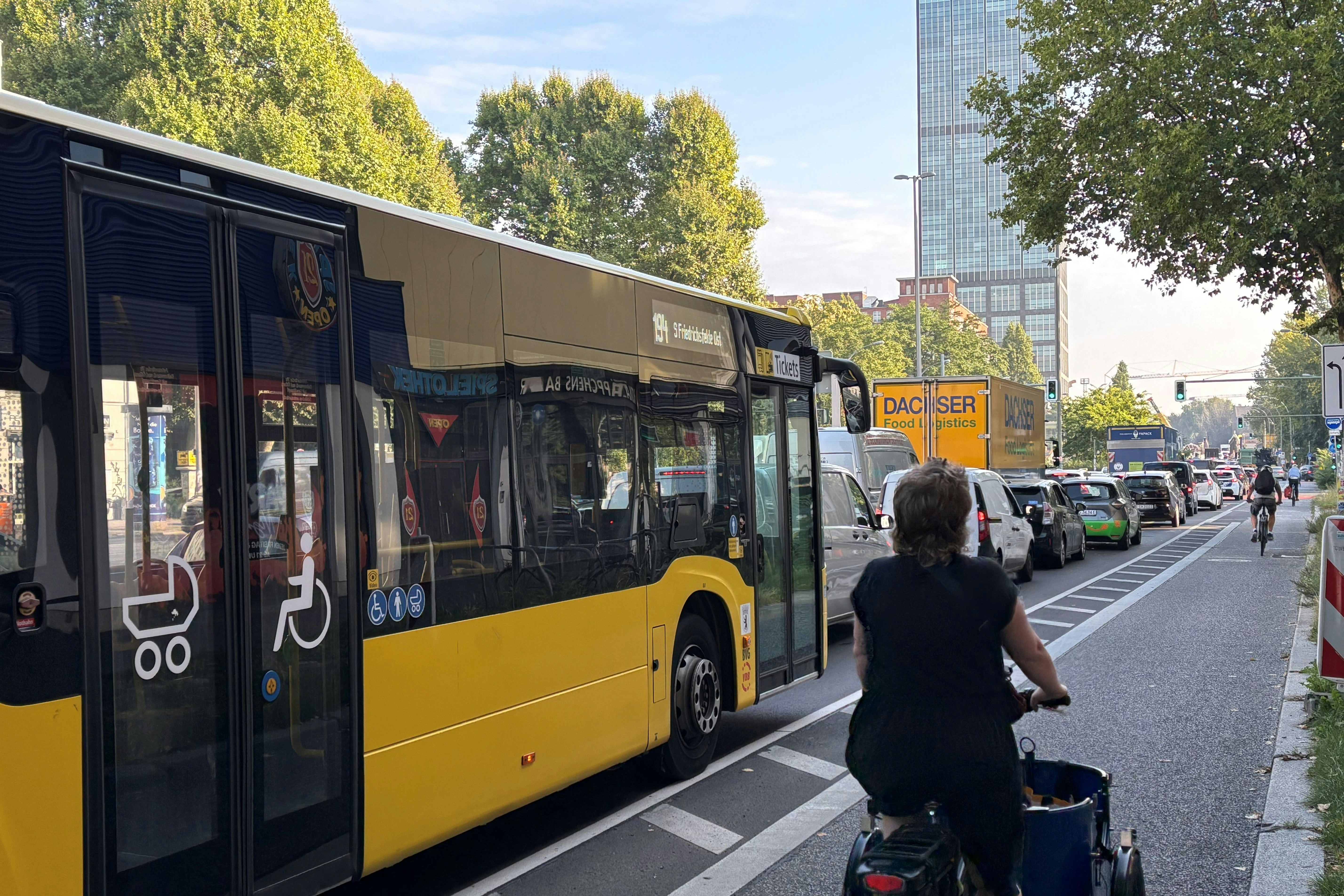 Nach Eröffnung der A100: Wie der Stau in Treptow Busse der BVG ausbremst