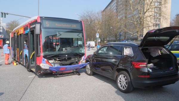 Linienbus des HVV stößt mit Pkw zusammen – drei Menschen schwer verletzt