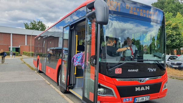 Elterntaxis vor Schule aussperren – aber nicht zulasten des ÖPNV