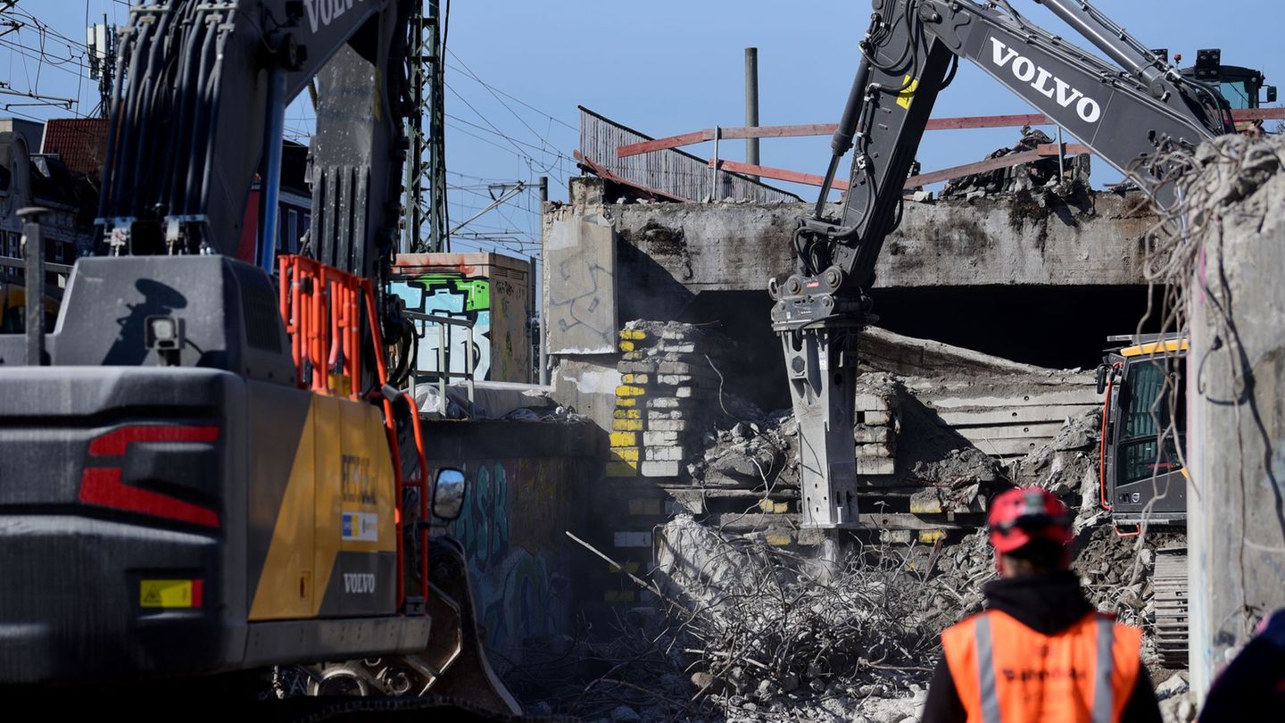 Sanierung: Bahn startet Instandsetzung von Eisenbahnüberführung