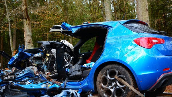 Tödlicher Unfall: Pkw prallt im Norden gegen Baum – Fahrer stirbt